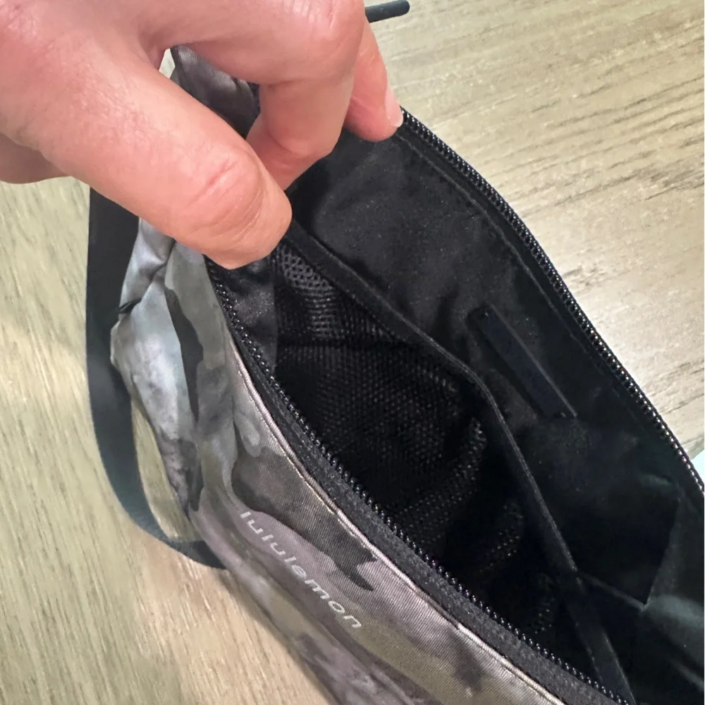 New Lululemon Small Shoulder Bag in camo NWOT - Picture 6 of 13